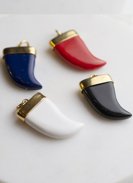 Ciondolo zanna - Disponibile in più colori